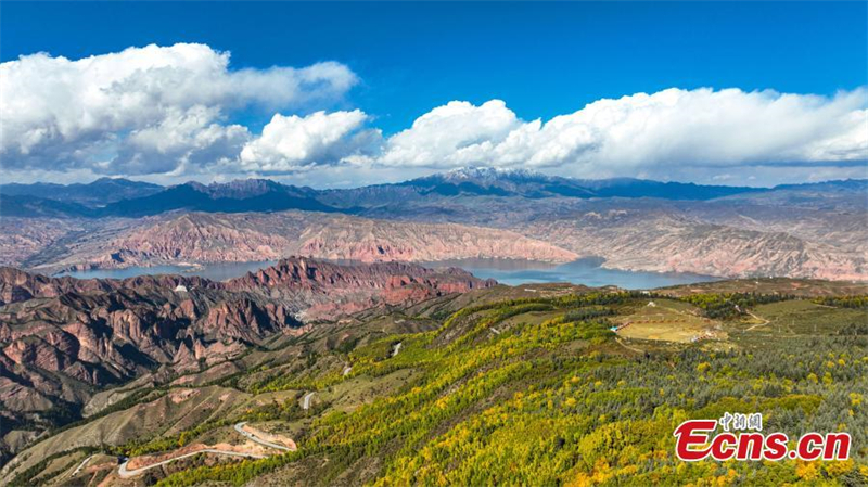 Φθινοπωρινό τοπίο στο Εθνικό Γεωπάρκο Κανμπούλα στο Τσινγκχάι