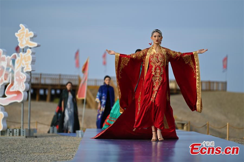 Λαμπερή Εβδομάδα Μόδας με χαρακτήρα Ντουνχουάνγκ