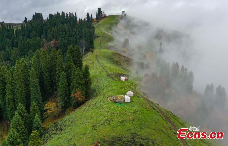 Τοπίο των βουνών Τιενσάν μετά την βροχή στο Σιντζιάνγκ