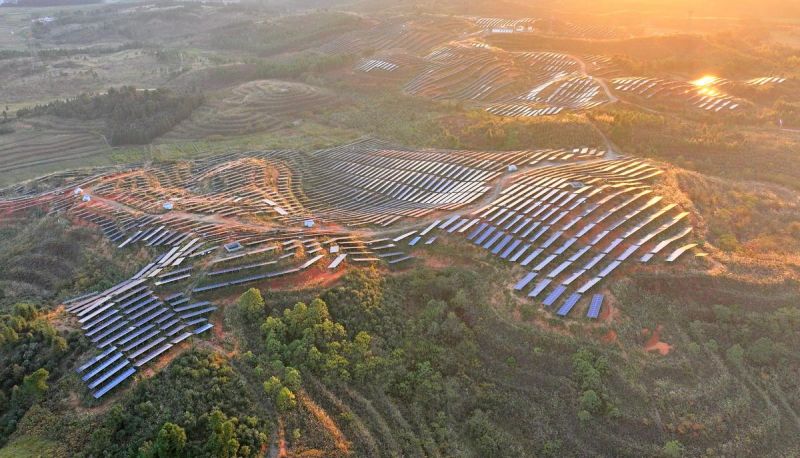 Στις 20 Νοεμβρίου του 2023, στον φωτοβολταϊκό σταθμό παραγωγής ηλεκτρικής ενέργειας στο χωριό Σιαοσονγκμπάϊ (Xiaosongbai), στην πόλη Τσανγκνίνγκ (Changning), στην επαρχία Χουνάν, σειρές φωτοβολταϊκών πάνελ παραγωγής ενέργειας δημιουργούν ένα όμορφο τοπίο, αντανακλώντας τα πράσινα βουνά και το ηλιοβασίλεμα. (people.cn / Liu Donghua)