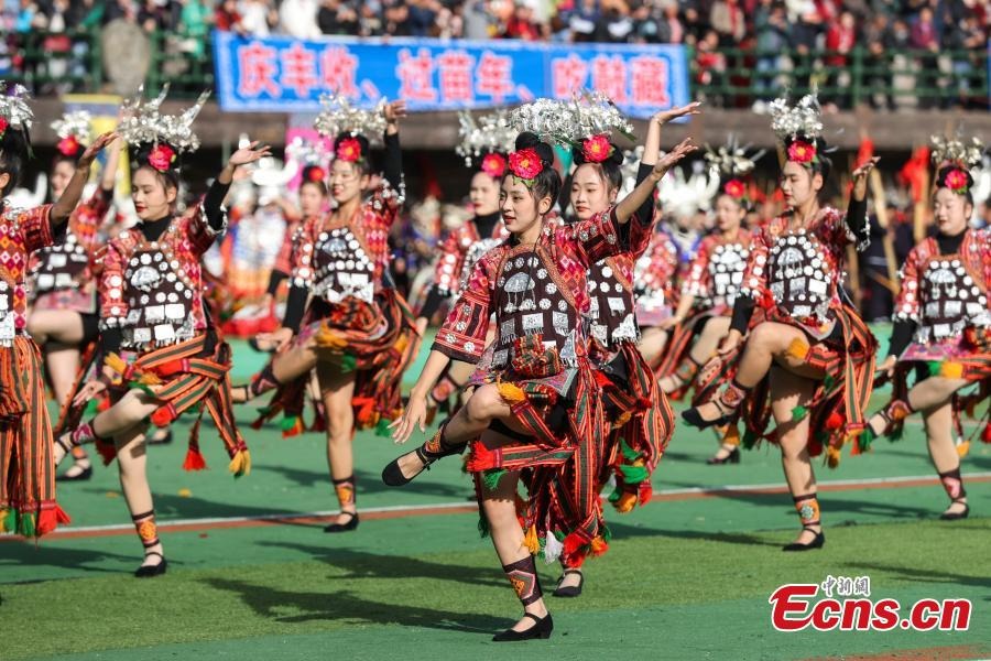 Μέλη της εθνότητας των Μιάο ενώ εκτελούν τον χορό Λουσένγκ για να γιορτάσουν το Γκουζάνγκ στην κομητεία Λεϊσάν της Αυτόνομης Νομαρχίας των Τσιενντονγκνάν Μιάο και Ντονγκ, της επαρχίας Γκουιτζόου της νοτιοδυτικής Κίνας, σε φωτογραφίες από τις 16 Νοεμβρίου 2023. (Φωτογραφία: China News Service/Qu Honglun)