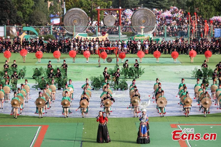 Οι Μιάο γιορτάζουν την Γιορτή Γκουζάνγκ