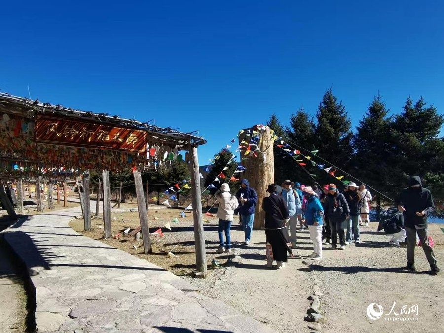 Γραφικό τοπίο στις αρχές του χειμώνα στο εθνικό πάρκο Σανγκρι-λά στην επαρχία Γιουνάν της  νοτιοδυτικής Κίνας