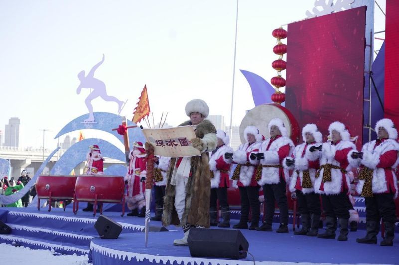 Εργάτες διαβάζουν ευλογίες σε μια λαϊκή τελετή που σηματοδοτεί την έναρξη της εποχής συγκομιδής πάγου στον παγωμένο ποταμό Σονγκχουά στο Χαρμπίν της επαρχίας Χεϊλονγκτζιάνγκ. [Φωτογραφία από chinadaily.com.cn]