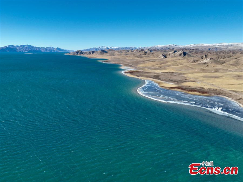 Η μισοπαγωμένη λίμνη Ντονγκτζί Τσουονά στο Τσινγκχάι