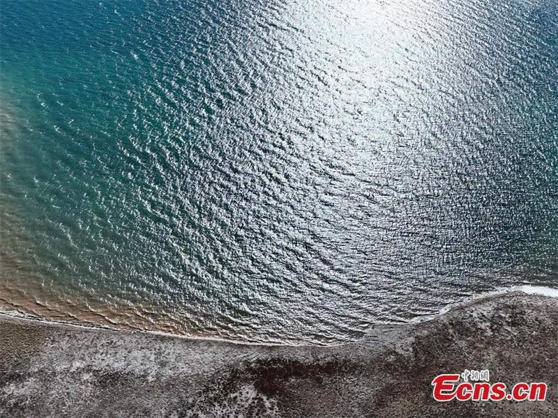 Η μισοπαγωμένη λίμνη Ντονγκτζί Τσουονά στο Τσινγκχάι