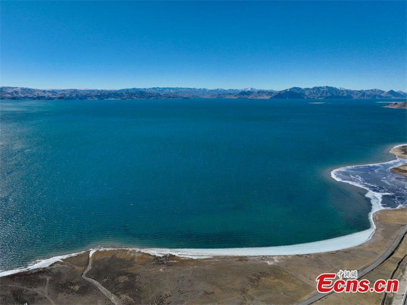 Η μισοπαγωμένη λίμνη Ντονγκτζί Τσουονά στο Τσινγκχάι