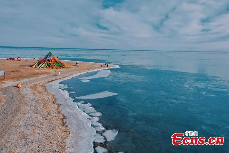 Η λίμνη Τσινγκχάι εισέρχεται σε περίοδο ψύχους
