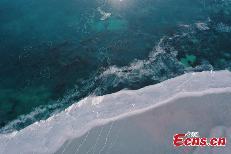 Η λίμνη Τσινγκχάι εισέρχεται σε περίοδο ψύχους