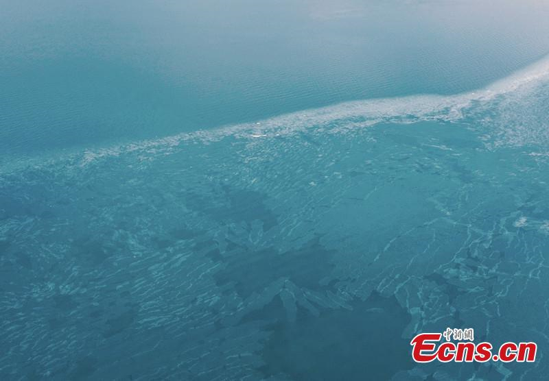 Η λίμνη Τσινγκχάι εισέρχεται σε περίοδο ψύχους