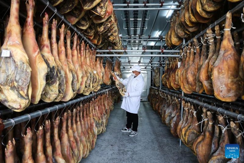 Οι εργαζόμενοι κάνουν παστά κρεάτα στην Κίνα καθώς έρχεται ο χειμώνας