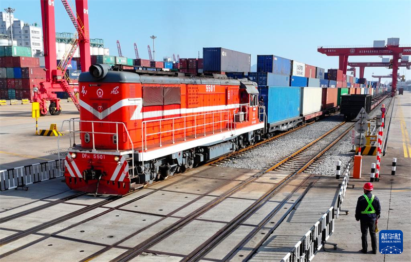 Το τρένο X9014 Λιανγιουνγκάνγκ εμπορευματικό τρένο Κίνας-Ευρώπης αναχωρεί από τη Βάση Συνεργασίας Εφοδιασμού Κίνας-Καζακστάν (Λιανγιουνγκάνγκ). (Φωτογραφία / Xinhua)
