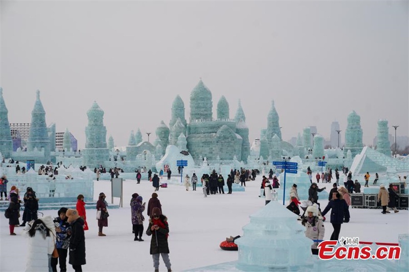 Το «Frozen» της Disney ενθουσιάζει τους επισκέπτες στο Χαρμπίν