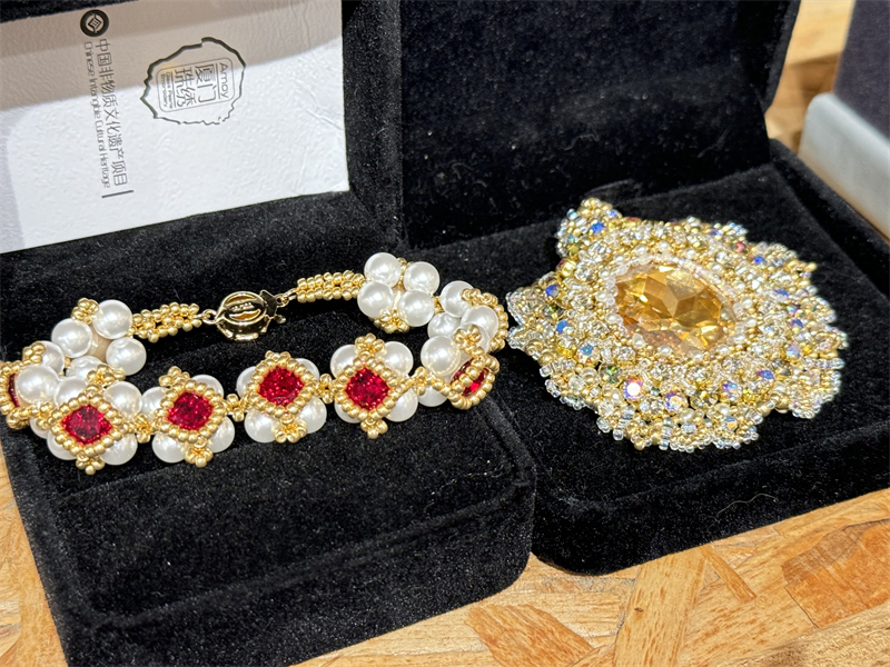 Εκθαμβωτική άυλη πολιτιστική κληρονομιά: χειροποίητο κέντημα Σιάμεν με γυάλινες χάντρες