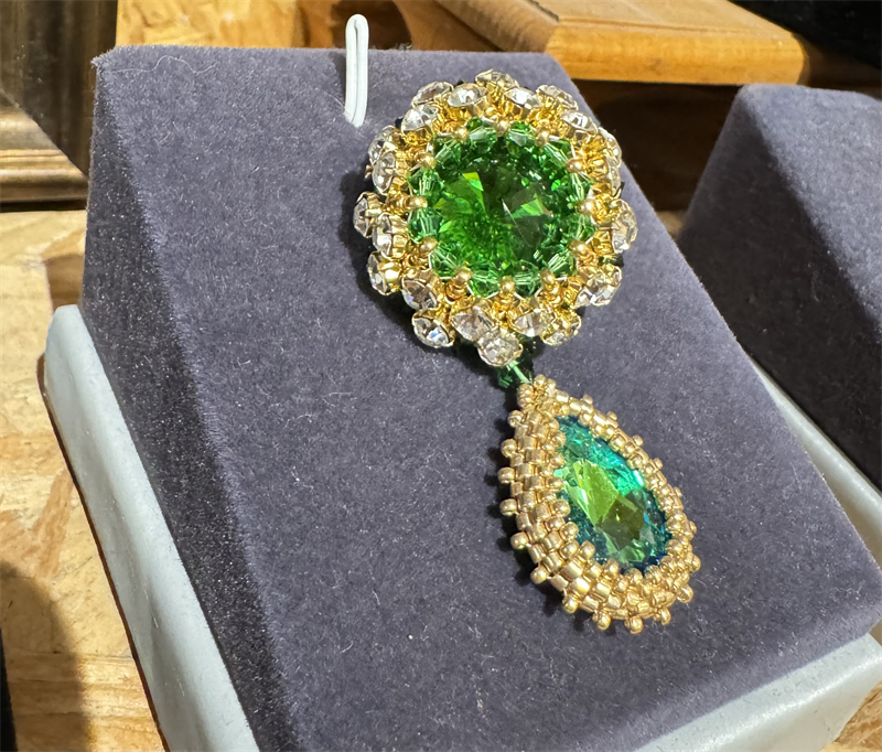 Εκθαμβωτική άυλη πολιτιστική κληρονομιά: χειροποίητο κέντημα Σιάμεν με γυάλινες χάντρες