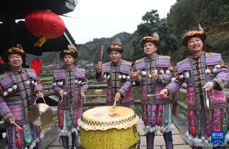 Στην κομητεία Σαντζιάνγκ της επαρχίας Γκουανγκσί η ατμόσφαιρα για το Κινεζικό νέο έτος γίνεται ολοένα και πιο πανηγυρική