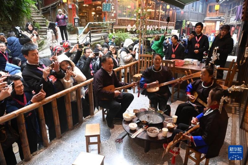 Στην κομητεία Σαντζιάνγκ της επαρχίας Γκουανγκσί η ατμόσφαιρα για το Κινεζικό νέο έτος γίνεται ολοένα και πιο πανηγυρική