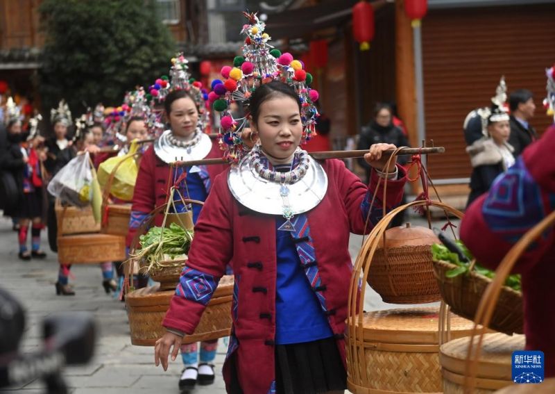 Στην κομητεία Σαντζιάνγκ της επαρχίας Γκουανγκσί η ατμόσφαιρα για το Κινεζικό νέο έτος γίνεται ολοένα και πιο πανηγυρική