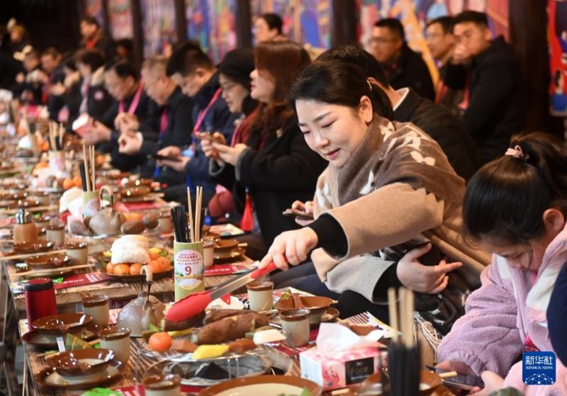 Στην κομητεία Σαντζιάνγκ της επαρχίας Γκουανγκσί η ατμόσφαιρα για το Κινεζικό νέο έτος γίνεται ολοένα και πιο πανηγυρική