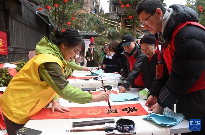 Στην κομητεία Σαντζιάνγκ της επαρχίας Γκουανγκσί η ατμόσφαιρα για το Κινεζικό νέο έτος γίνεται ολοένα και πιο πανηγυρική