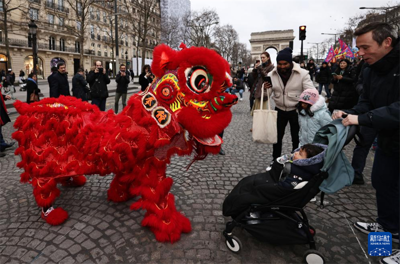 Κινέζικος χορός του δράκου στην Λεωφόρο των Ηλυσίων Πεδίων στο Παρίσι για τον εορτασμό του Φεστιβάλ της Άνοιξης