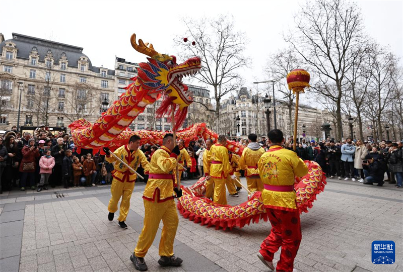 Κινέζικος χορός του δράκου στην Λεωφόρο των Ηλυσίων Πεδίων στο Παρίσι για τον εορτασμό του Φεστιβάλ της Άνοιξης