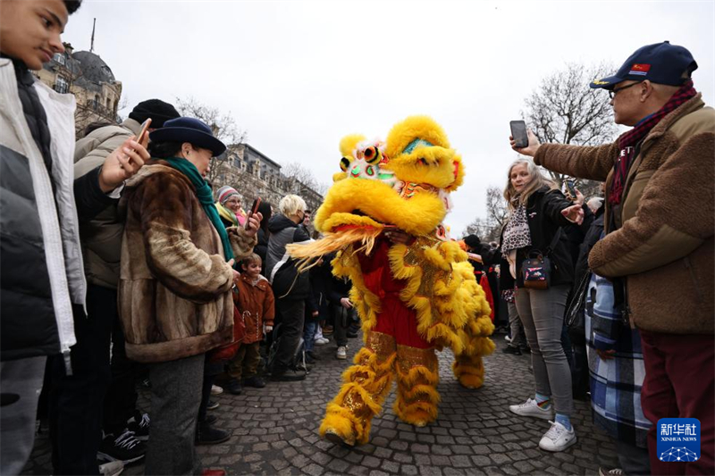 Κινέζικος χορός του δράκου στην Λεωφόρο των Ηλυσίων Πεδίων στο Παρίσι για τον εορτασμό του Φεστιβάλ της Άνοιξης
