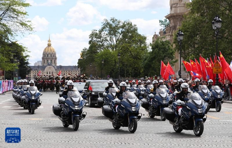 Ο πρόεδρος Σι Τζινπίνγκ έφτασε στο Μέγαρο των Ηλυσίων και τον υποδέχτηκε θερμά ο πρόεδρος Μακρόν