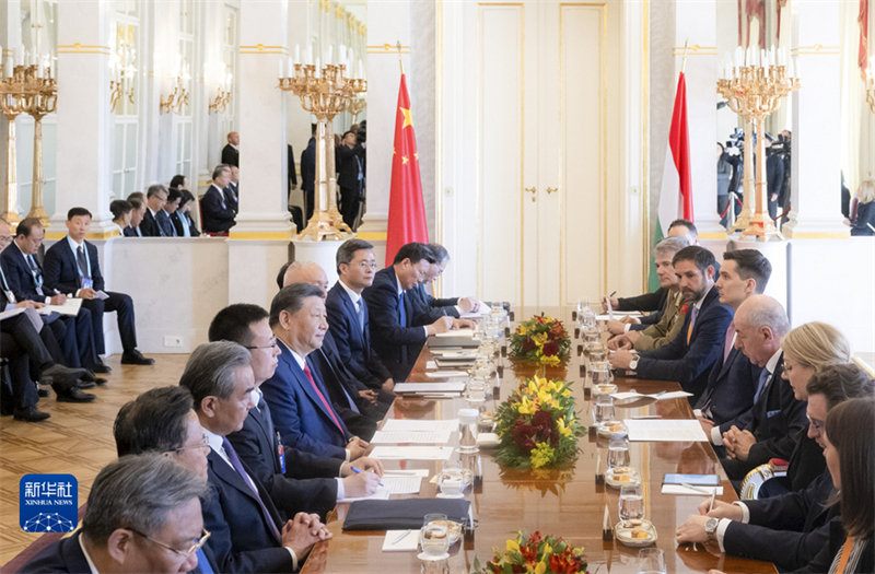 Ο Σι Τζινπίνγκ συναντά τον Ούγγρο Πρόεδρο