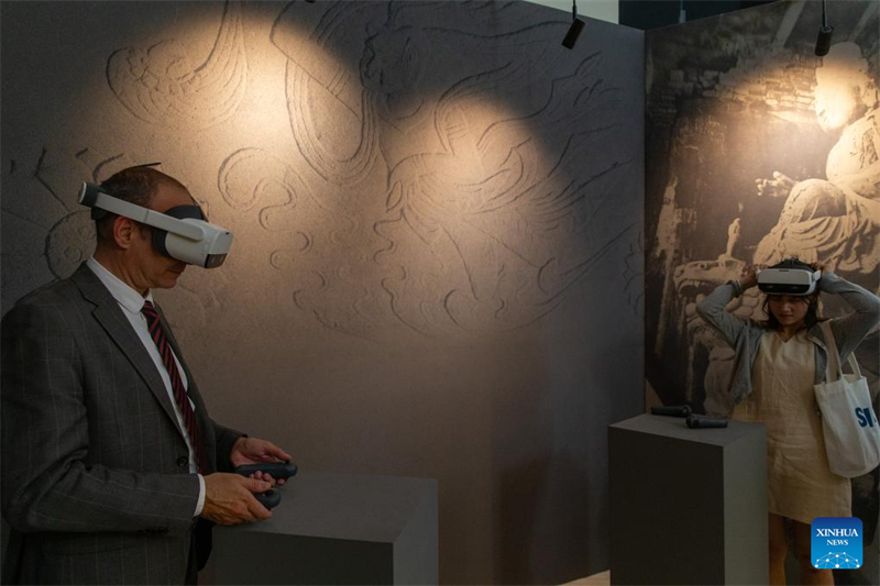 Κόσμος επισκέπτεται την έκθεση για τα κινεζικά σπήλαια στην Αθήνα