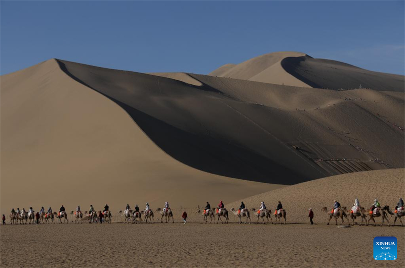 Οι πολίτες απολαμβάνουν τις 3ήμερες διακοπές του Φεστιβάλ της Βάρκας του Δράκου σε όλη την Κίνα