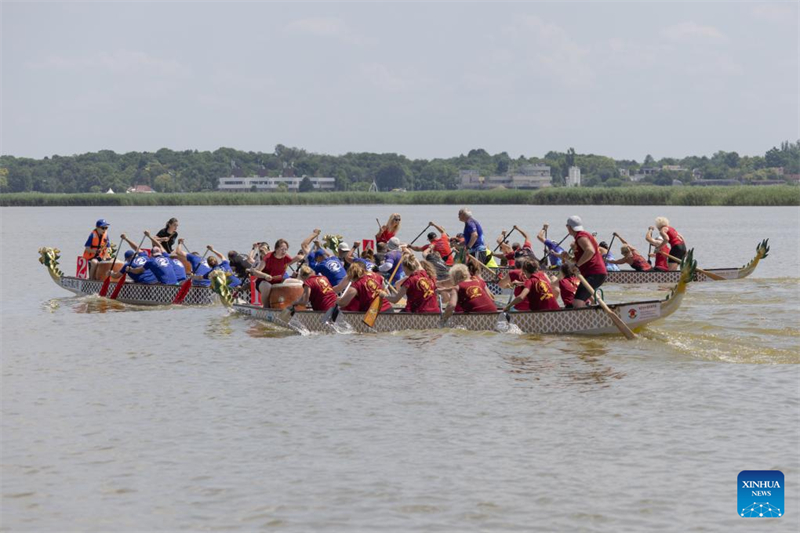 Αγώνας με βάρκες σε σχήμα δράκου στην Ουγγαρία