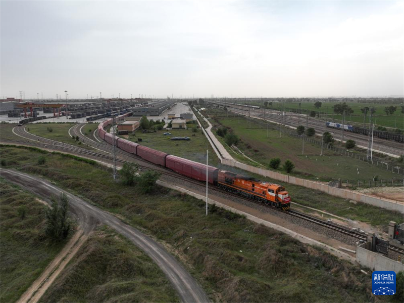 Το πρώτο ειδικό εμπορευματικό τρένο Κίνας-Ευρώπης της πόλης Χοχότ με αυτοκίνητα εγχώριας παραγωγής