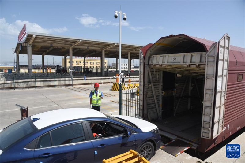 Το πρώτο ειδικό εμπορευματικό τρένο Κίνας-Ευρώπης της πόλης Χοχότ με αυτοκίνητα εγχώριας παραγωγής