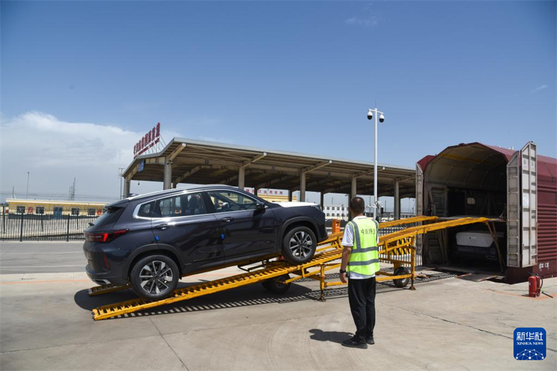 Το πρώτο ειδικό εμπορευματικό τρένο Κίνας-Ευρώπης της πόλης Χοχότ με αυτοκίνητα εγχώριας παραγωγής