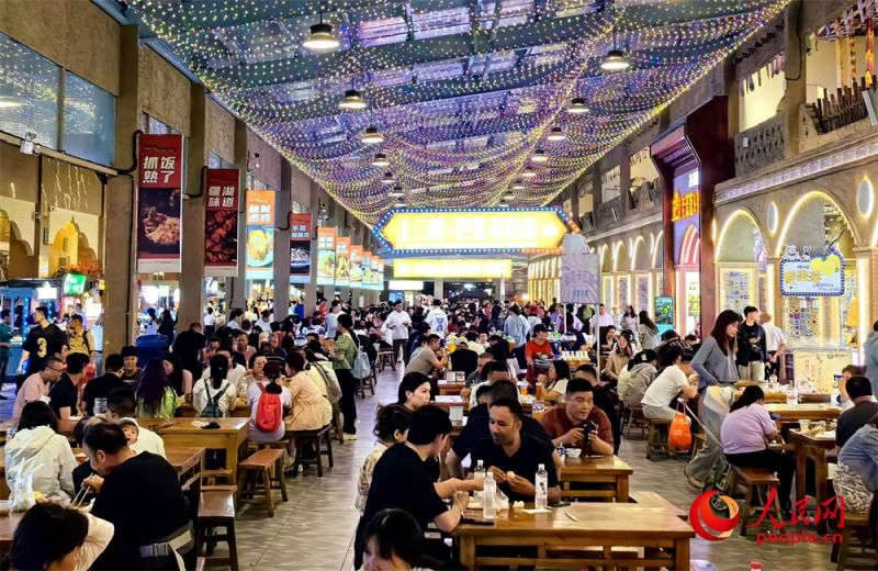 Το Διεθνές Μεγάλο Παζάρι της επαρχίας Σιντζιάνγκ είναι λαμπερό