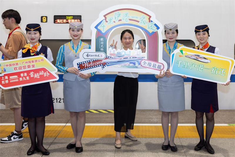 Ενθουσιασμένοι επιβάτες του Χονγκ Κονγκ ταξιδεύουν με το νέο τρένο υψηλής ταχύτητας για την ηπειρωτική χώρα