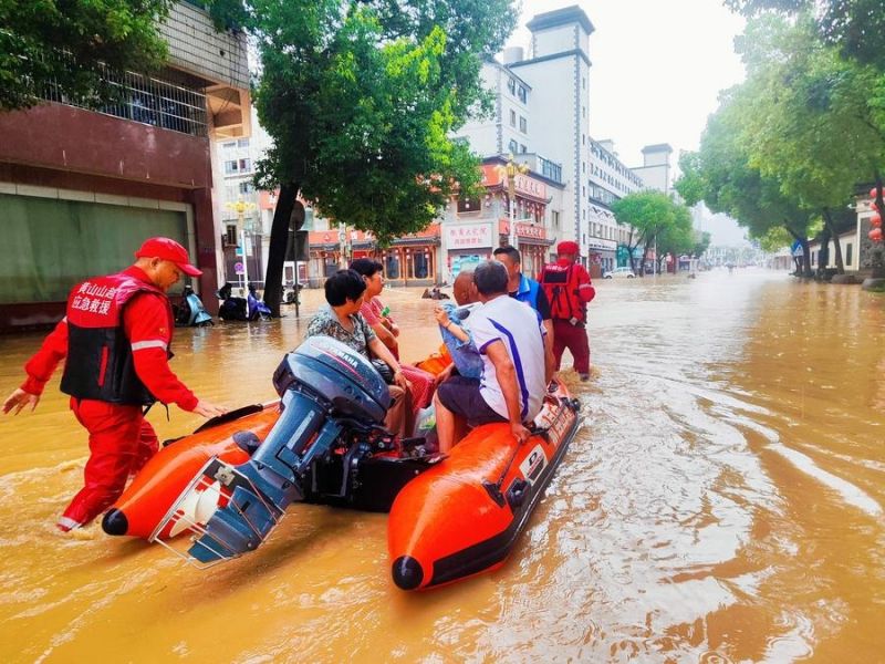 Εργασίες διάσωσης και βοήθειας βρίσκονται σε πλήρη εξέλιξη εν μέσω ισχυρών βροχοπτώσεων στην επαρχία Ανχουέϊ, της Ανατολικής Κίνας