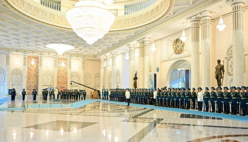Ο Πρόεδρος Σι στην τελετή υποδοχής από τον Πρόεδρο του Καζακστάν Τοκάγιεφ