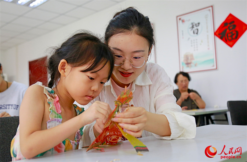 Το θέατρο σκιών μεταδίδει το αρχαίο αίσθημα της άυλης πολιτιστικής κληρονομιάς και εμπλουτίζει την ζωή των παιδιών