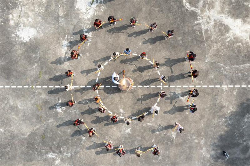 Δάσκαλος δίνει ελπίδα στα παιδιά που βρίσκονται στα βουνά της Κίνας αποκλεισμένα από την θάλασσα