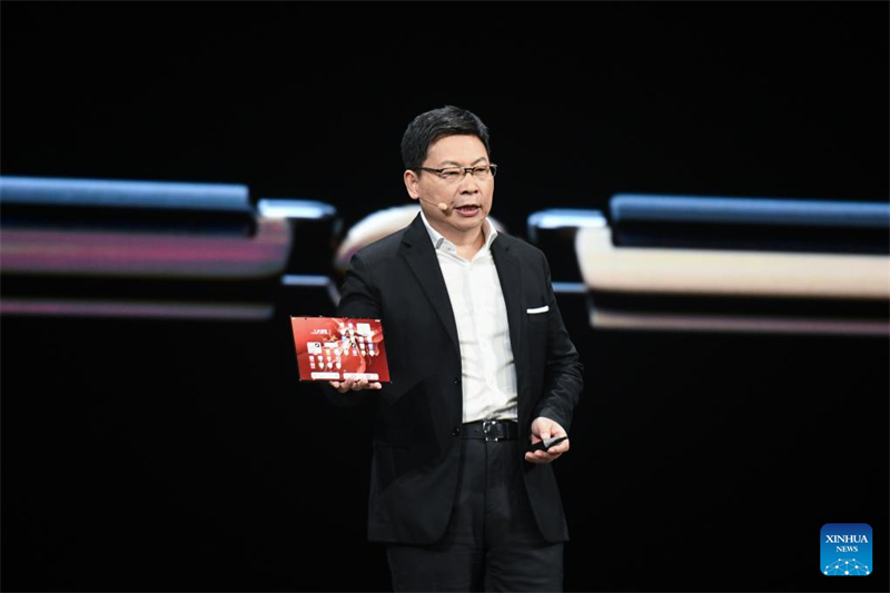 Η Huawei παρουσίασε χτες το πρώτο 3-fold smartphone