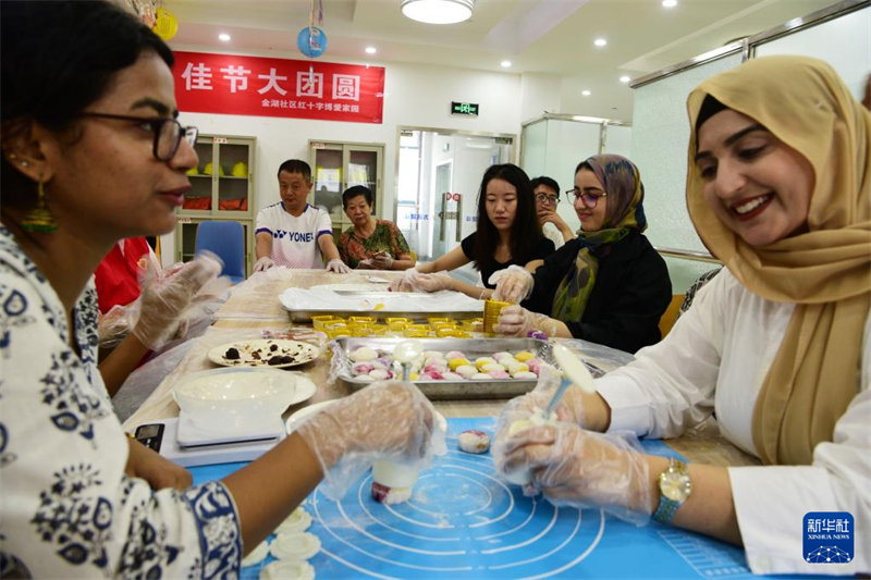 Πολύχρωμα λαϊκά έθιμα υποδέχονται το Φεστιβάλ του Μεσοφθινοπώρου
