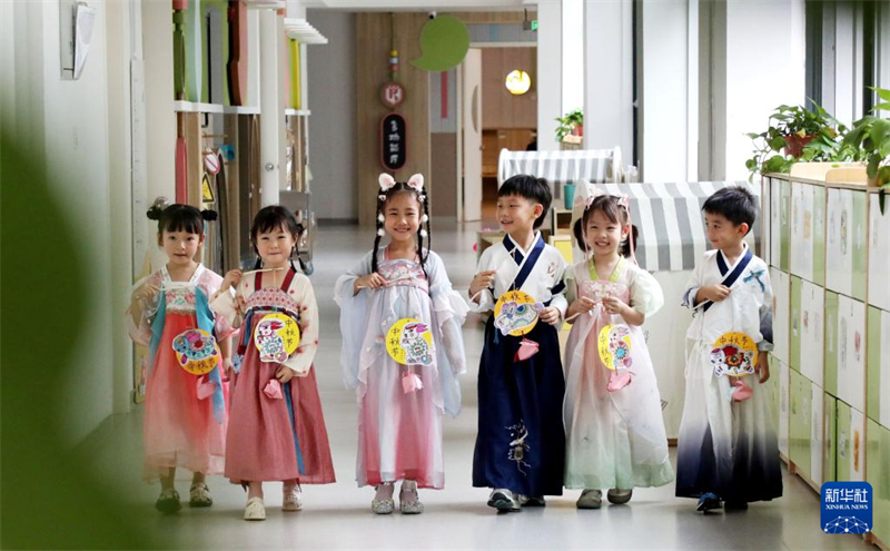 Πολύχρωμα λαϊκά έθιμα υποδέχονται το Φεστιβάλ του Μεσοφθινοπώρου