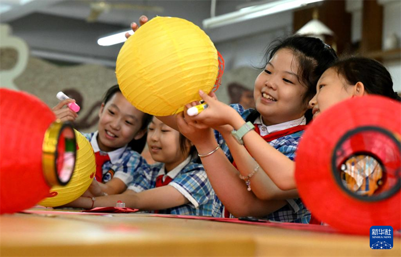 Πολύχρωμα λαϊκά έθιμα υποδέχονται το Φεστιβάλ του Μεσοφθινοπώρου