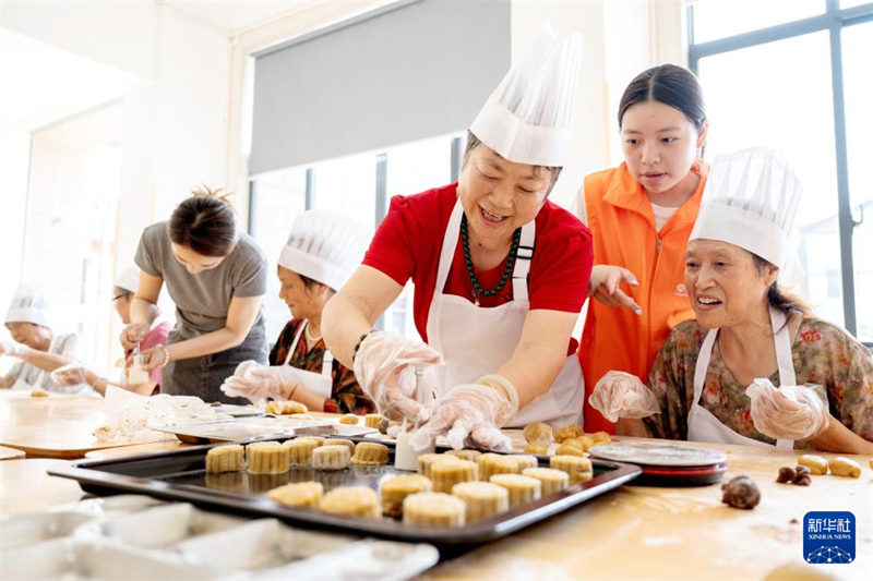 Πολύχρωμα λαϊκά έθιμα υποδέχονται το Φεστιβάλ του Μεσοφθινοπώρου