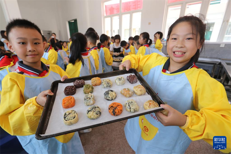 Πολύχρωμα λαϊκά έθιμα υποδέχονται το Φεστιβάλ του Μεσοφθινοπώρου