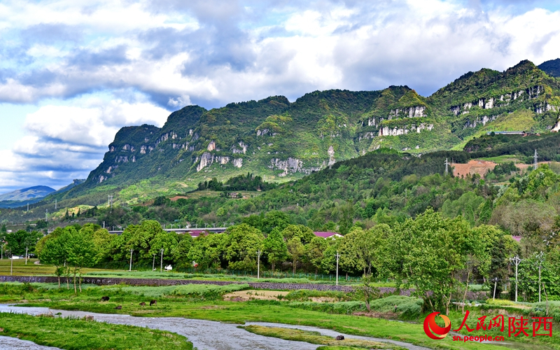 Το «ζωντανό νερό» από την πηγή του ποταμού Χαν περιβάλλει τα καταπράσινα βουνά