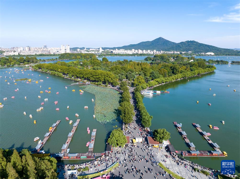 Πετάξτε πάνω από τα μεγάλα ποτάμια και τα βουνά