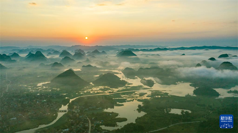 Πετάξτε πάνω από τα μεγάλα ποτάμια και τα βουνά